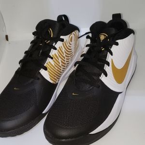 Nike Boy's Team Hustle D9 Basketball Shoes 6.5Y